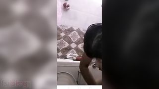 Sexy hotty cleaning vagina movie captured by her boyfriend