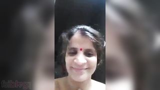Mature Indian aunty in nature's garb show on selfie cam