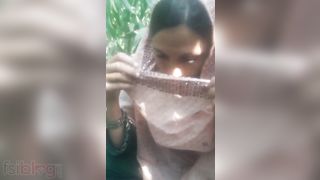 Naughty Pakistani aunty’s show boobs show on cam