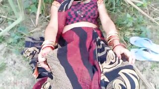 Coition of the Desi woman and XXX partner takes place in the fresh air