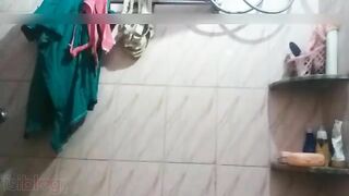 Big-boobied Desi wife takes camera to bathroom to film XXX video