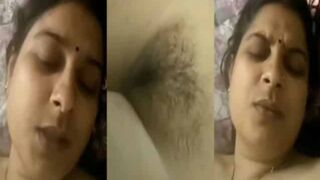 Unfaithful Desi wife lets lover film XXX video where she shows pussy