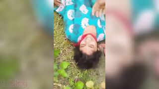Cameraguy films his friend fucking Desi girl's XXX cave outdoors