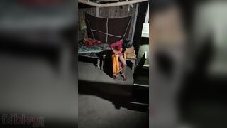 MMS video of Desi MILF in sari tempting father-in-law into XXX fucking
