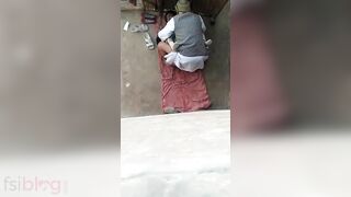 Caught outdoor sex man takes advantage of the Desi wife who wants XXX game