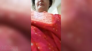 Dirty-minded Desi auntie exposes her huge XXX breasts for the camera