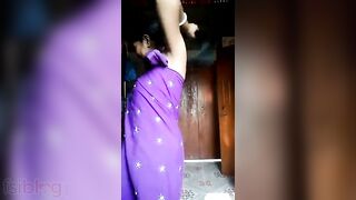 Indian XXX housewife takes off her clothes and shows her pussy MMS