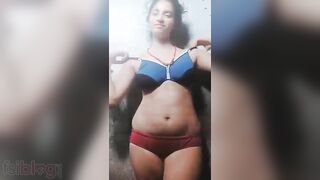 Cute village girl exposes her nude XXX curves in hot Desi video