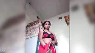 Amateur XXX video of sexy Desi MILF demonstrating her XXX breasts