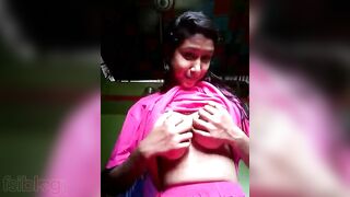 Desi XXX girl in pink plays with her own boobs and nipples in MMS video