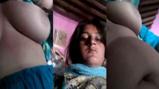 Naughty Desi XXX chick exposes her juicy breasts in this MMS video