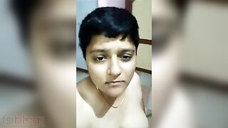 Married Desi woman makes MMS video of her naked XXX beauty close-up