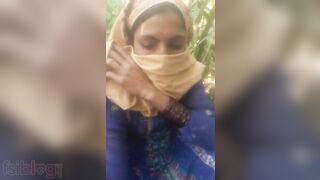 Sexy Desi Dehati beauty shows her shaved XXX pussy in outdoor MMS clip