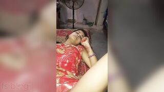 Obedient Desi teen displays her XXX snatch in awesome MMS video
