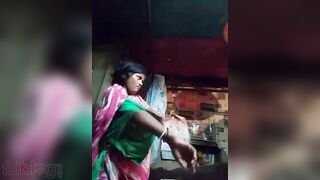 Bangladeshi village mom demonstrates big XXX tits in hot Desi video