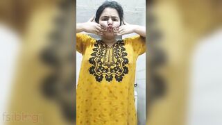 Maal Desi Bhabhi makes XXX video of herself stripping down on camera