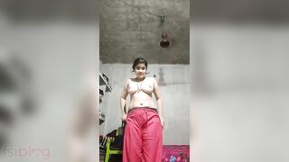 Desi girl makes solo XXX video of herself stripping down under the fan