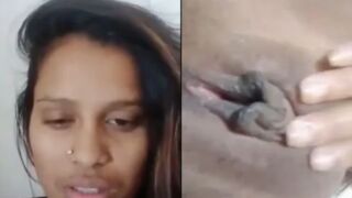 Super horny Desi XXX girl’s entertaining live sex chat session