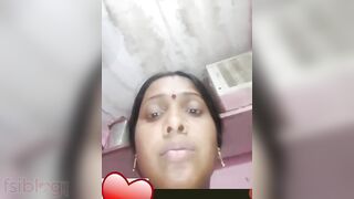 Hottest Indian XXX bitch plays with her pussy in the bathroom
