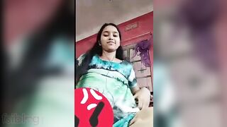 Cute Bengali Desi XXX girl showing her boobs on video call