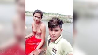 Dehati Desi XXX lovers enjoying outdoor sexy bathing on selfie cam MMS