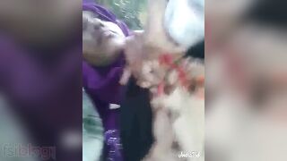 Hijabi Desi XXX girl gets pussy fingering by her lover in park MMS