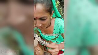 Village Desi XXX aunty giving a good blowjob in woods MMS
