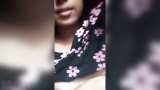 Video XXX call of sexy Bangladeshi girl showing her virgin Desi cunt