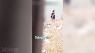 Man films Desi aunty peeing outdoors and leaks XXX video in MMS niche
