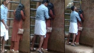 Desi mms video of Indian gal caught confronted outdoor by lover