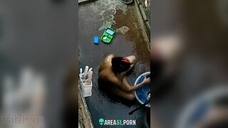 Desi sexy aunty nude bathing outdoor secretly recorded by neighbour