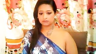 Desi chubby Bhabhi boobs show on livecam show