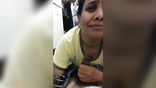 Bhabhi sex episode giving a blowjob to her manager in the store