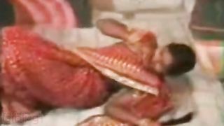 Amateur desi pair makes a sex movie of their home sex session