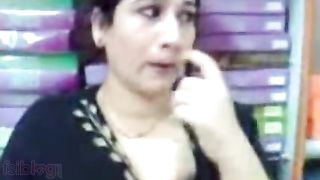 Ahmedabad Aunty Has Affair With Her Tailor & Gives Him Blowjob