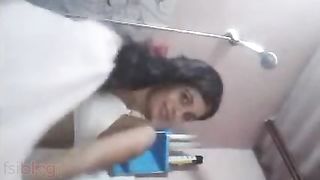 Chennai Teenage beauty Records herself as this babe bathes